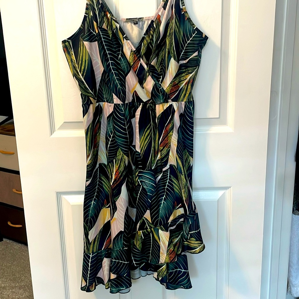 Ultranice women’s floral wrap dress with adjustable spaghetti straps. Size XL